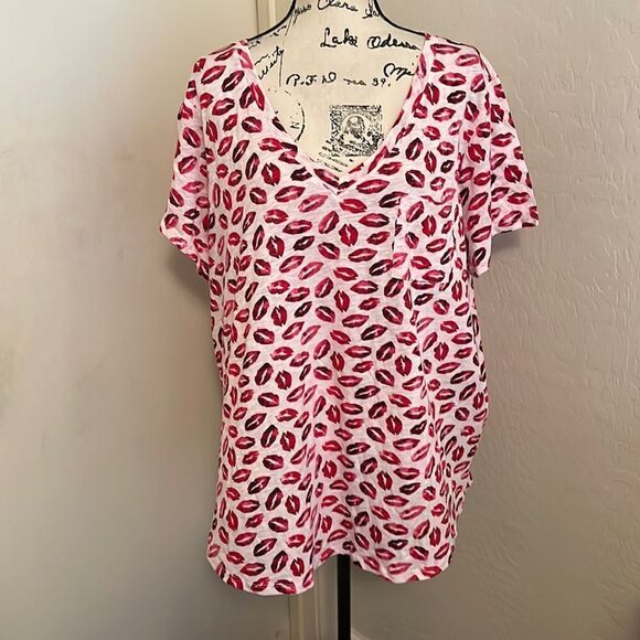 Torrid White Multi Lip Design Pocket Tee Casual Feminine Contemporary Brand New - Picture 3 of 11